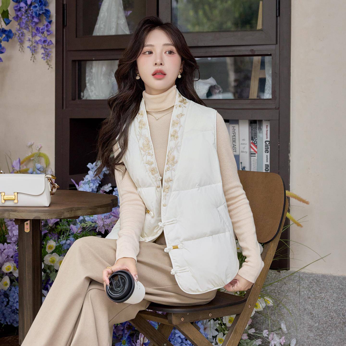 新中式绣花色马宽领松保暖羽绒服夹心女2025Y257702-冬新款羽绒背