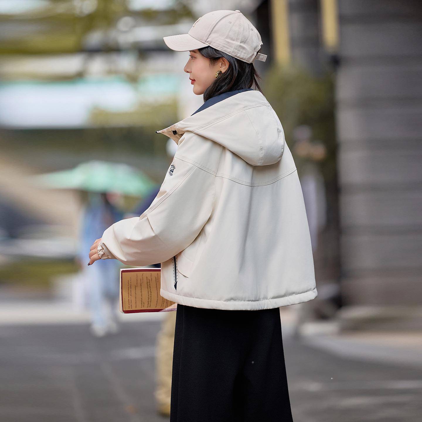 LU9089-12025冬季新款时尚宽百搭连帽显装瘦加绒加厚工暖外保套女