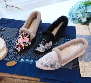 加绒毛边尖头绣花布鞋时尚老北京布鞋保暖居家妈妈鞋民族风女棉鞋