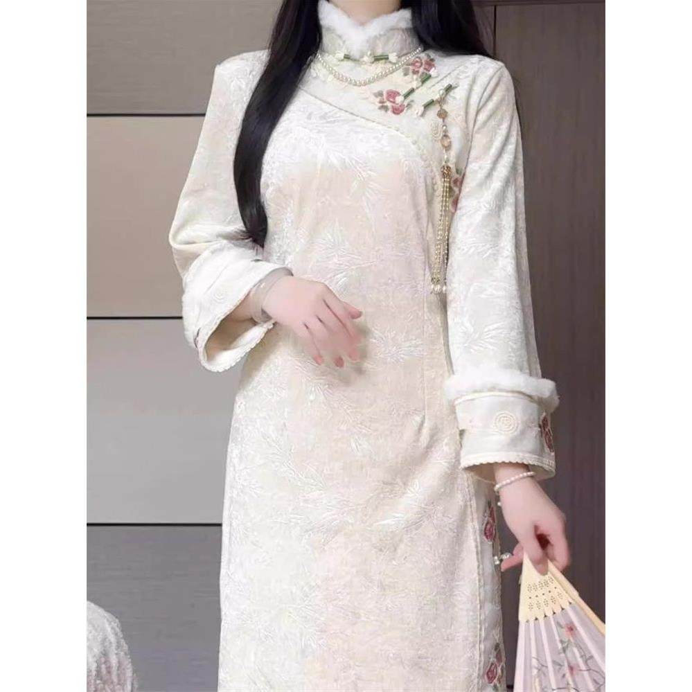 冬季新款国风加绒加厚米色复古改良旗袍新中式日常中长提花连衣裙