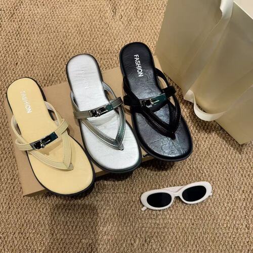 度假风复古金属锁扣平底人字拖女夏季新款外穿沙滩海边防滑凉拖鞋