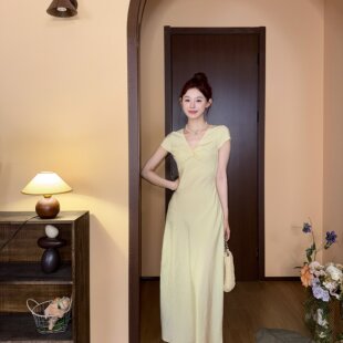 美静在这人棉 斜裁气质嫩黄色连衣裙2025夏新品修身收腰裙子