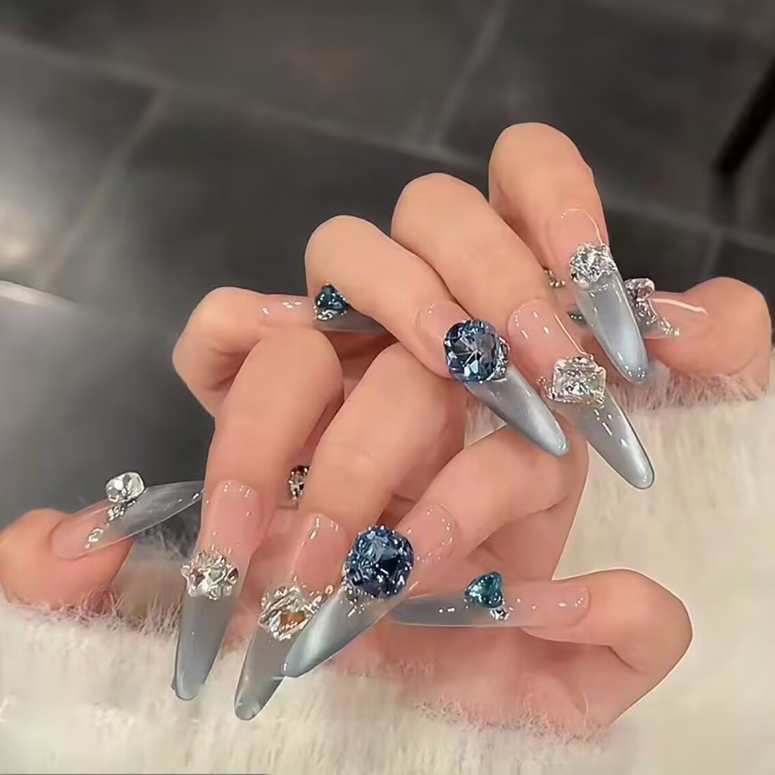 10片新款美甲浅蓝猫眼穿戴甲甲片成品长尖甲重工手工贴钻美甲贴片