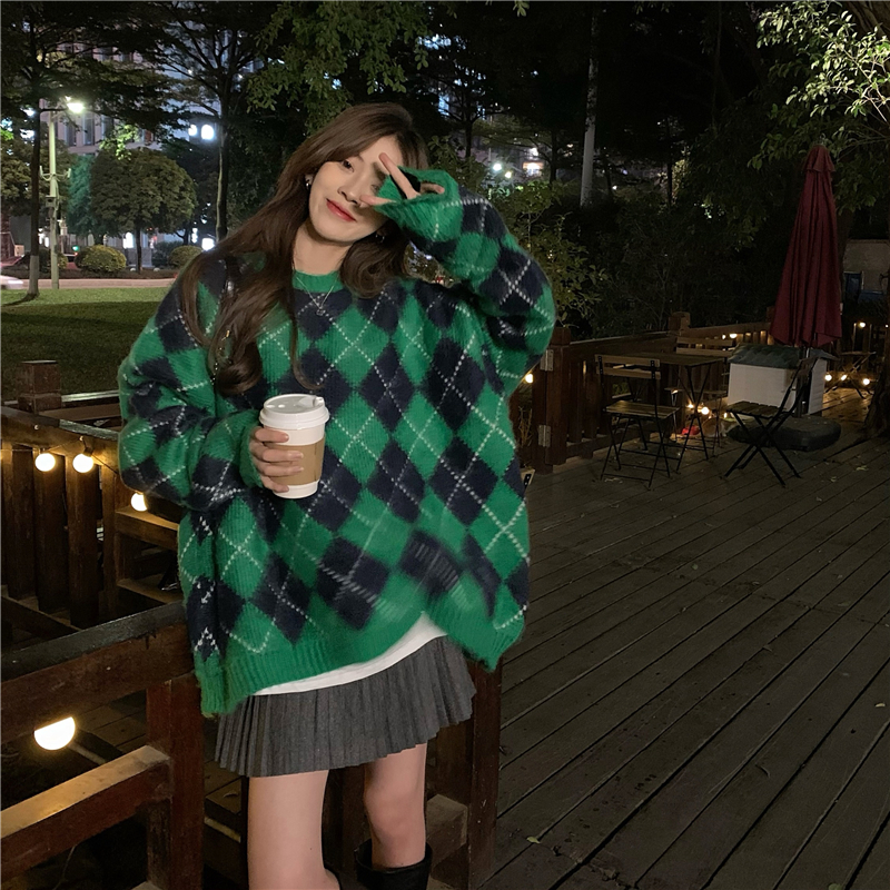 Korean loose and versatile Lingge T-shirt sweater + high waist pleated skirt suit