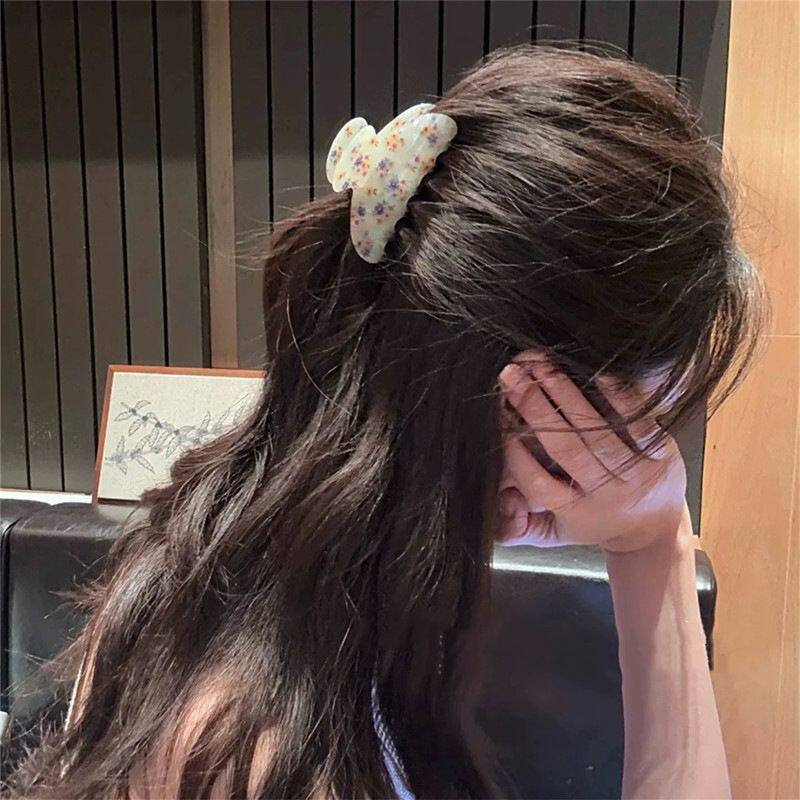 唯美高级感鲨鱼夹后脑勺半扎发抓