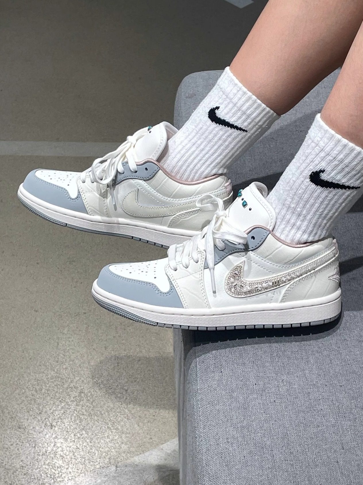 Женская обувь Nike Nike Air Jordan 1 метр белого цвета AJ, новинка 2025 года, спортивная баскетбольная обувь IH7323-100 Изображение 1