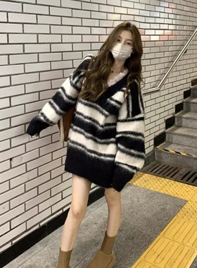 韩系气质休闲撞色毛衣女2024年秋冬新款宽松条纹百搭v领套头上衣