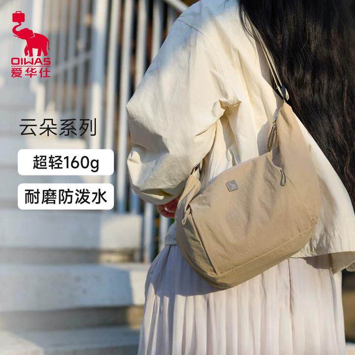 爱华仕斜挎饺子包包女轻便通勤单肩包大容量运动户外百搭2026新款