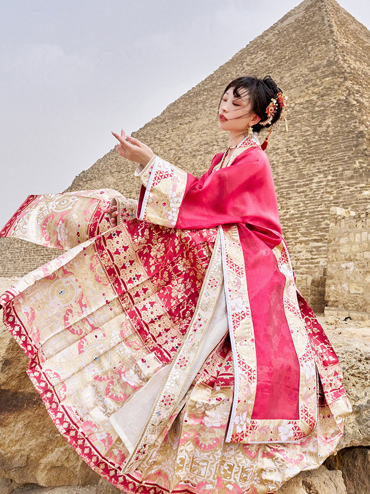 열세 유 카다몬 [JIN ZHI SI HAI] 멜빵과 말 얼굴 스커트가 달린 금색 자수 풀 에지 로브 가운 여성용 HANFU