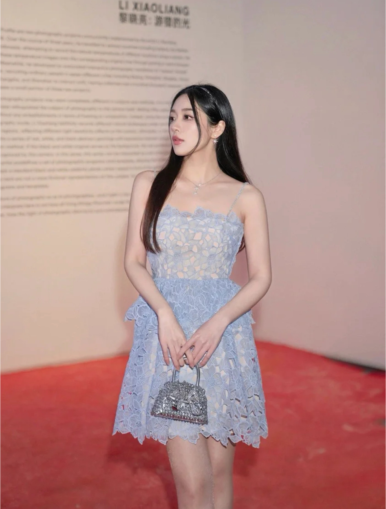 SP原2024新款女装夏蓝色欧根纱花瓣蕾丝钻链吊带连衣裙女短款裙子图片