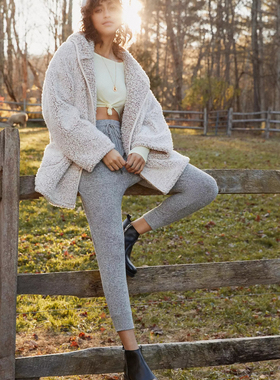 UO 北欧质感ofu系列 炒舒适人棉材质 显高弹力束脚九分裤49美金