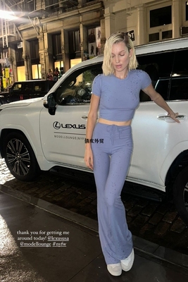 skims罗纹弹力露腰款短袖上衣