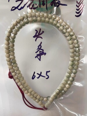 星月糯冰（翡翠冰）质地细腻如糯米汤般油润同时带有清透冰底光泽