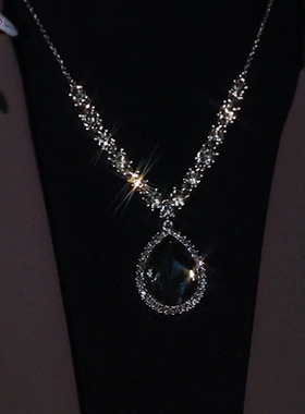 高级感同款水滴锁骨链2026年新款潮女简约百搭铜合金水晶项链长款