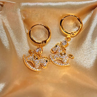 本命年马年耳环超闪闪钻小木马耳钉女高级感耳扣小众马上有钱耳饰