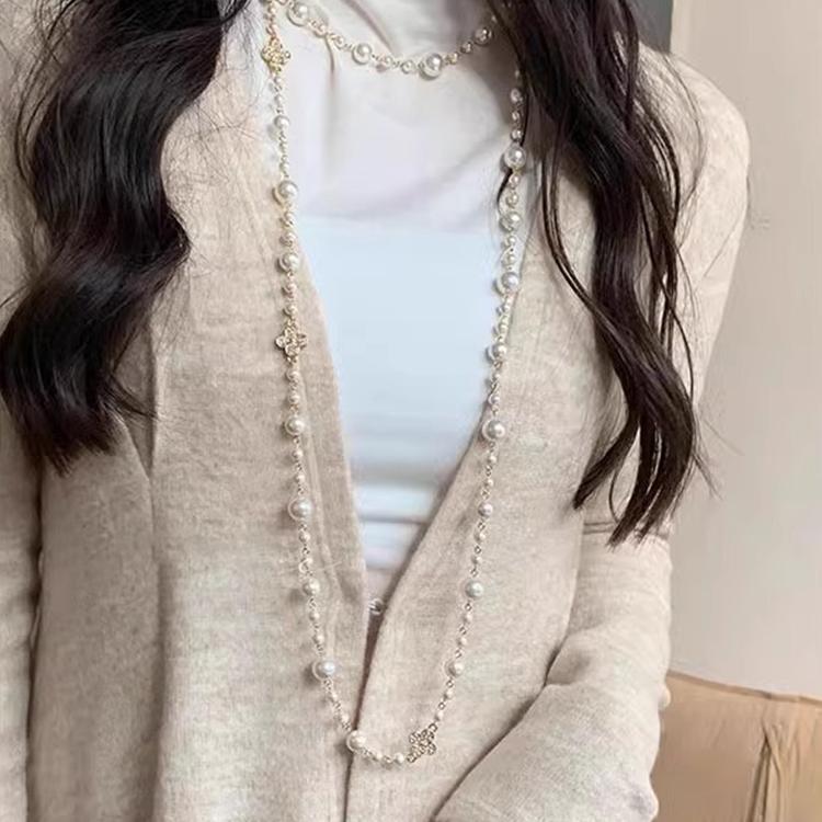 And金色镶钻四叶草小香风项链