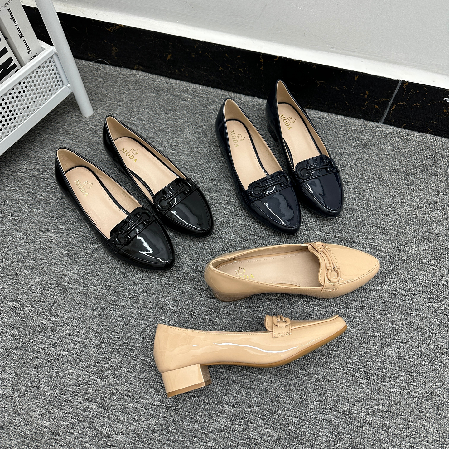 42大码漆皮轻便百搭中跟小皮鞋女