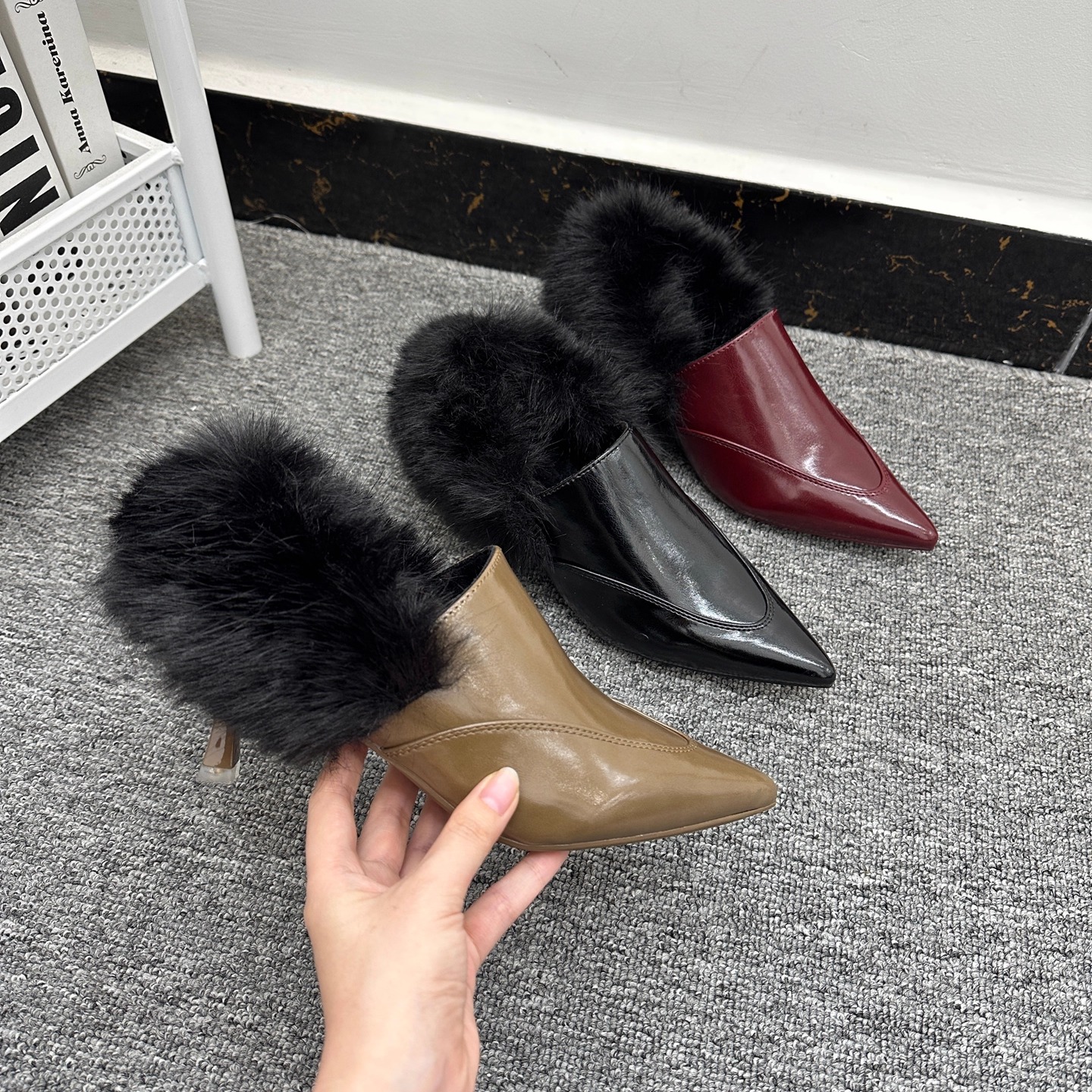 英伦风兔毛一脚蹬高跟鞋