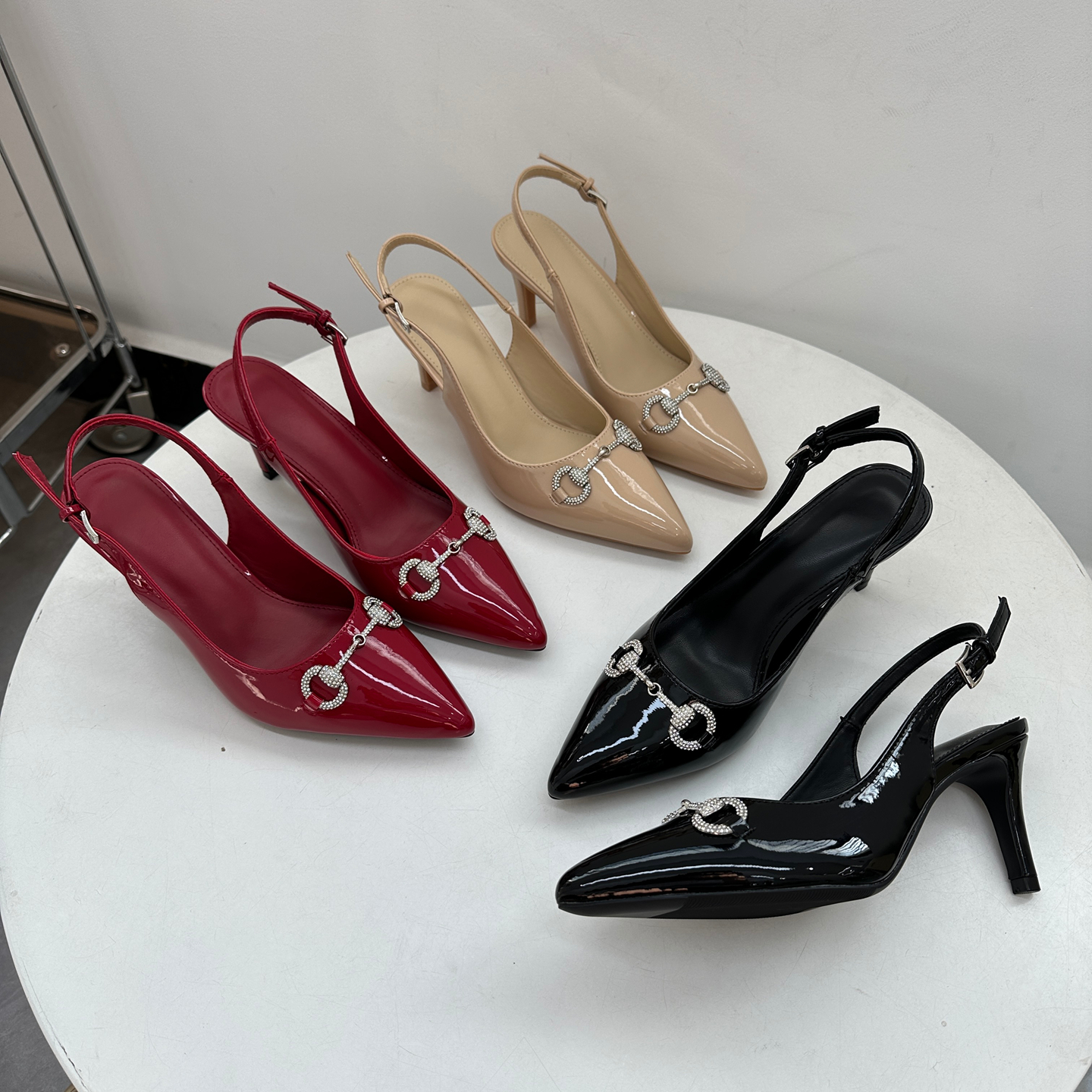 外贸大码漆皮尖头轻便高跟凉鞋