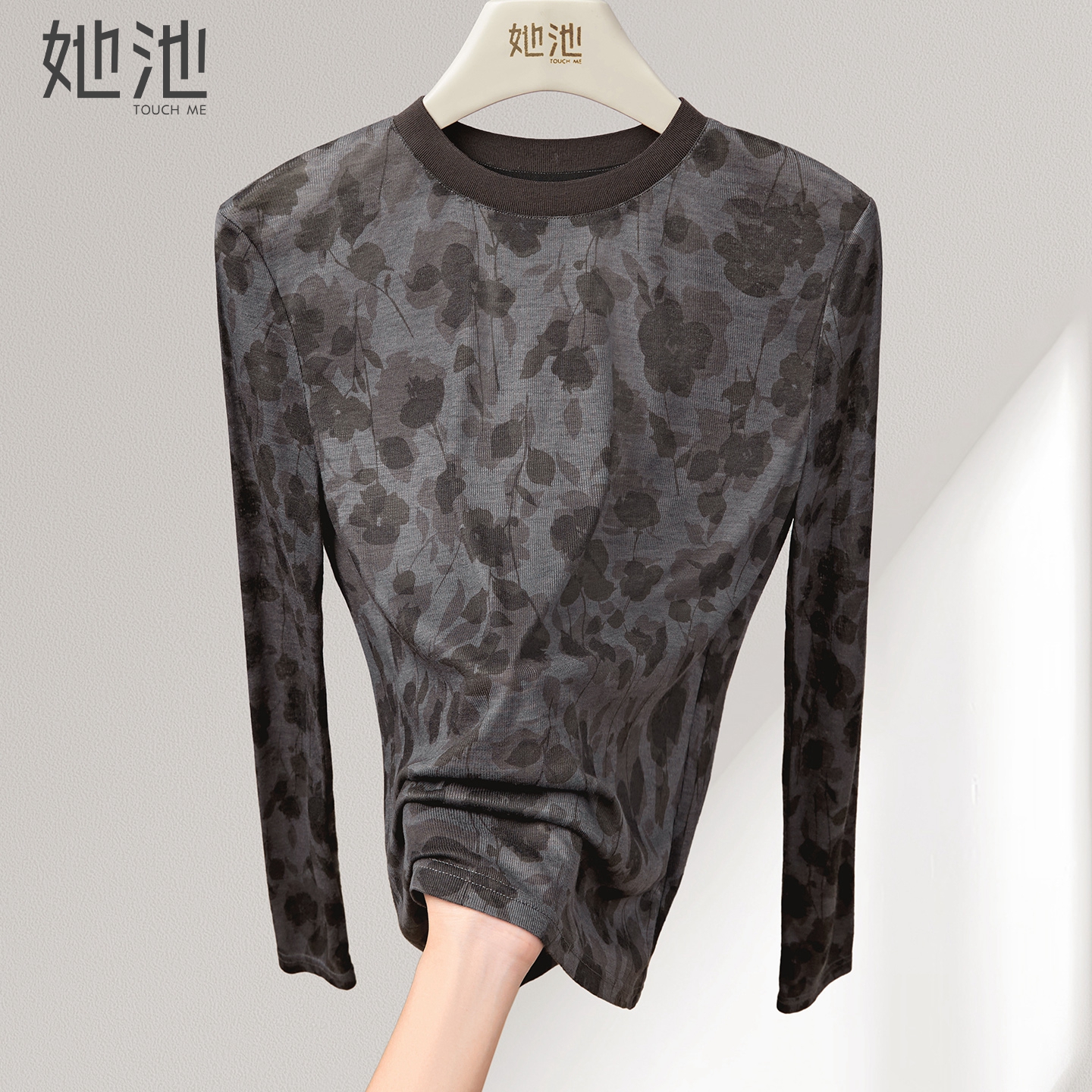 她池复古印花圆领修身长袖打底衫