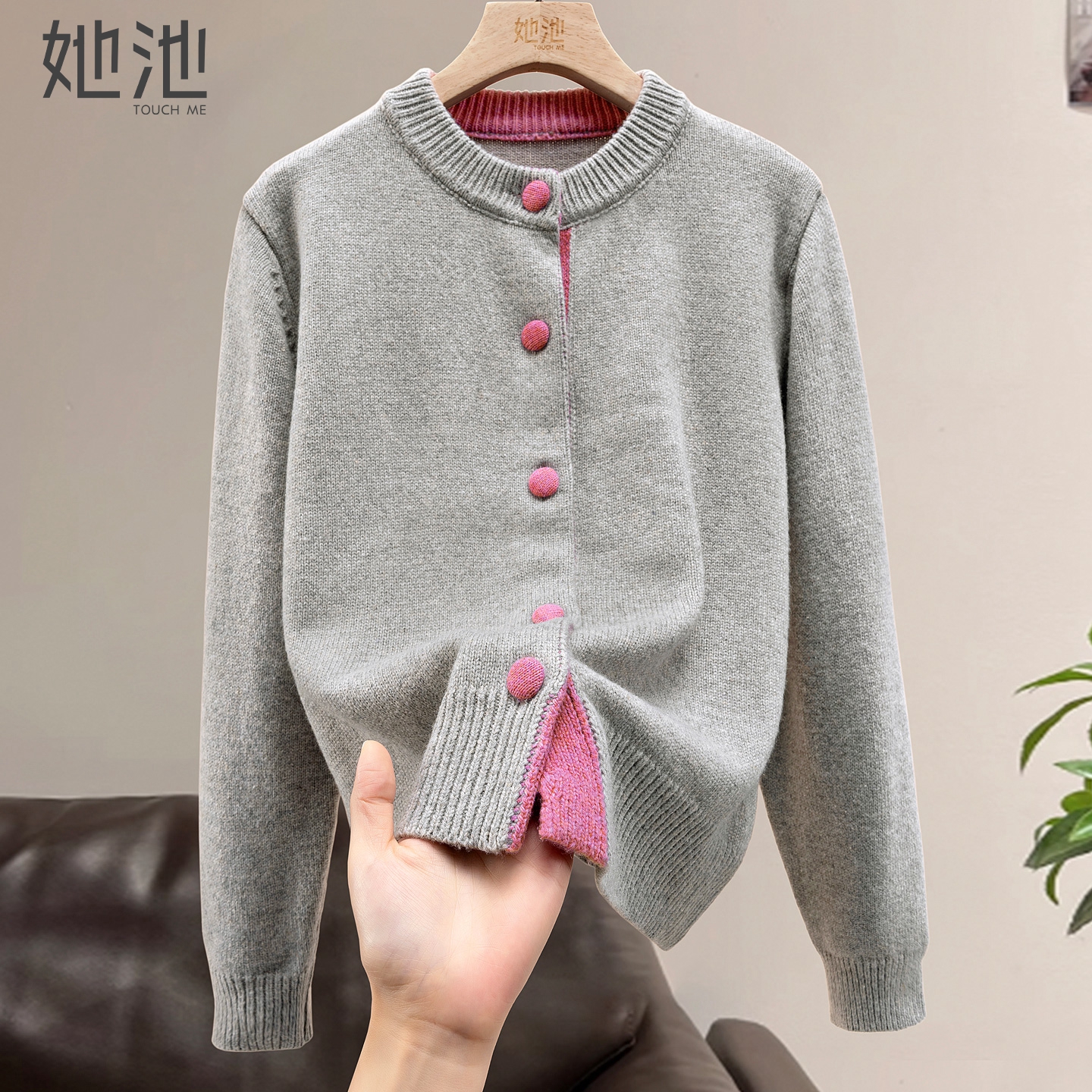 她池宽松款撞色单排扣圆领针织衫