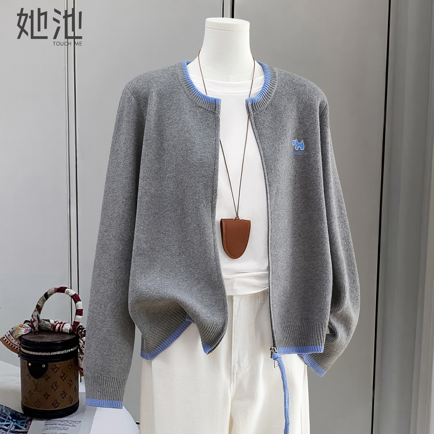 她池时尚刺绣撞色圆领拉链针织衫