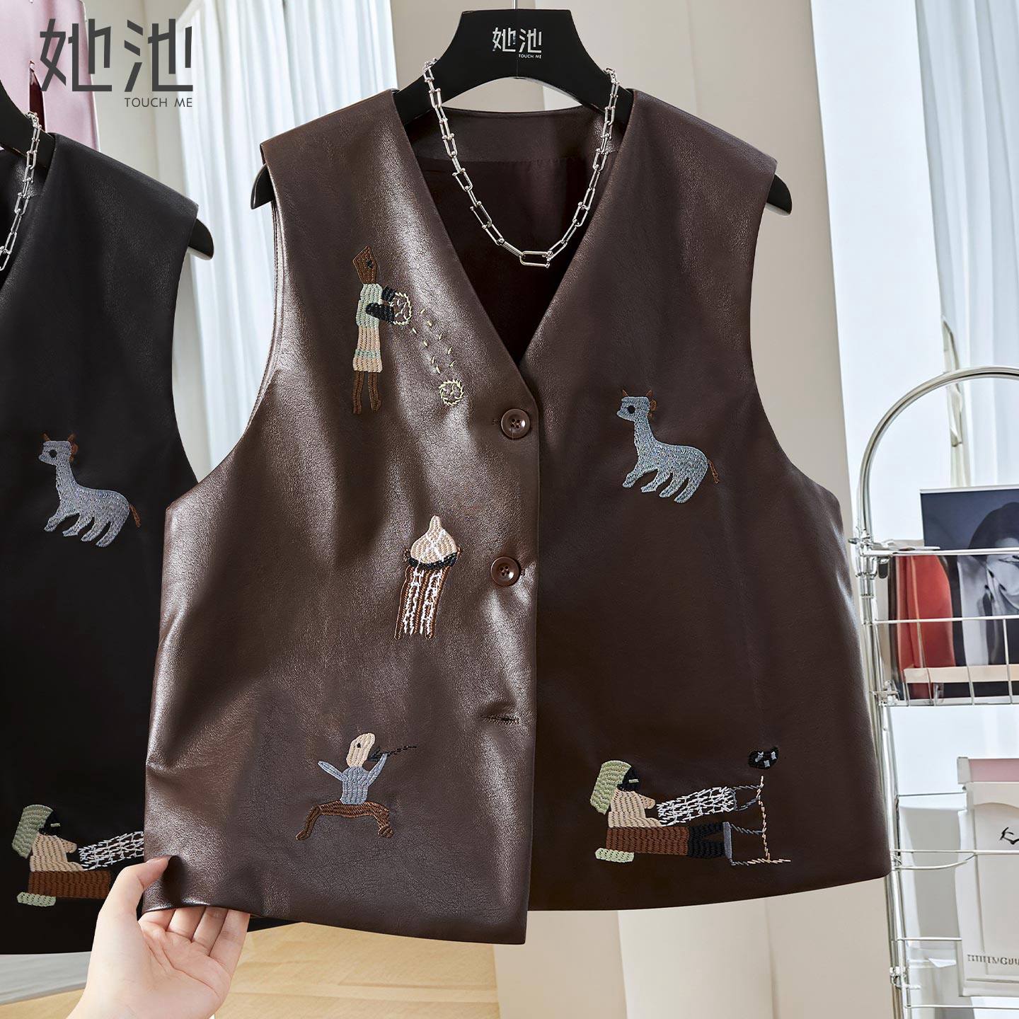 她池V领单排扣复古短款PU马夹