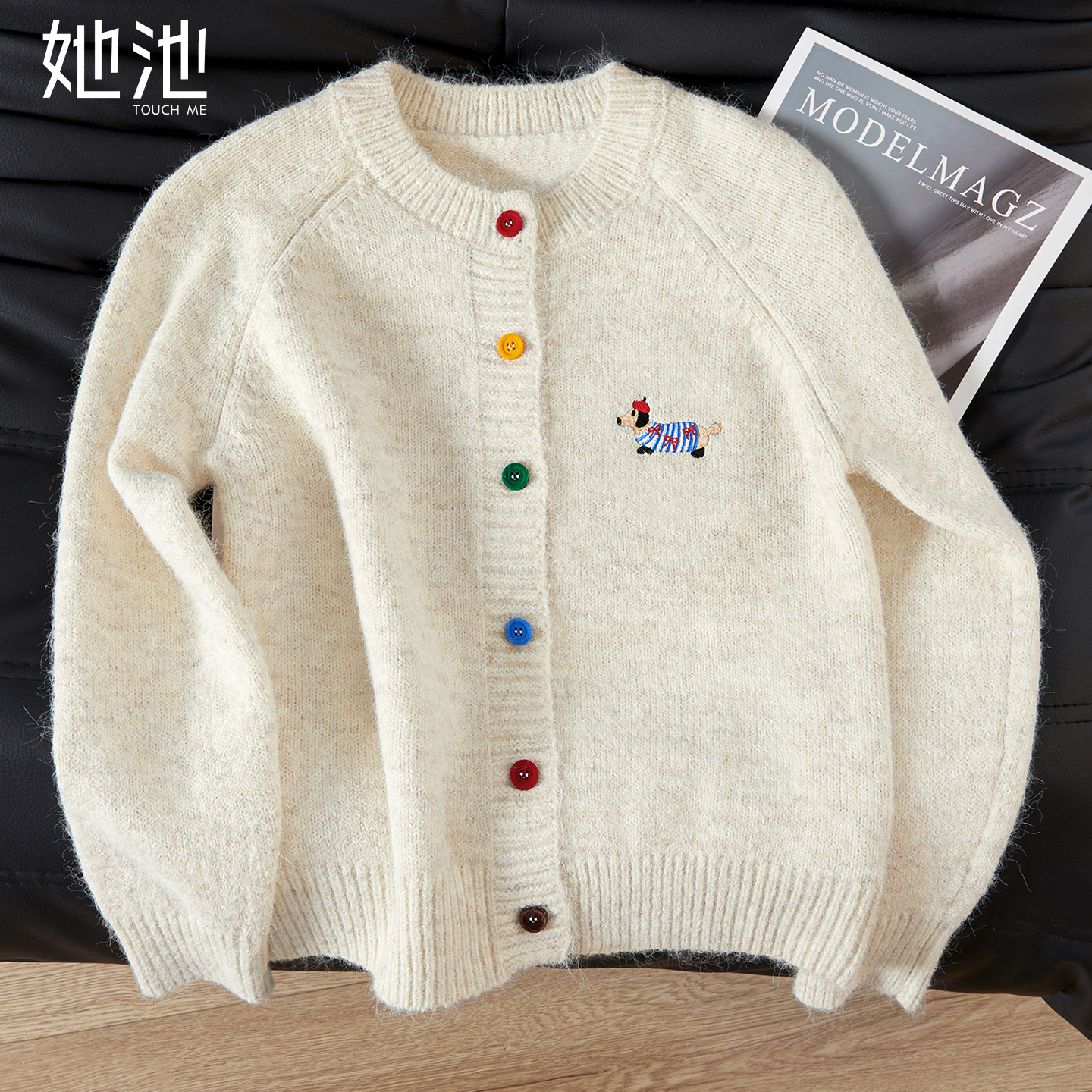 她池圆领宽松款减龄单排扣针织衫