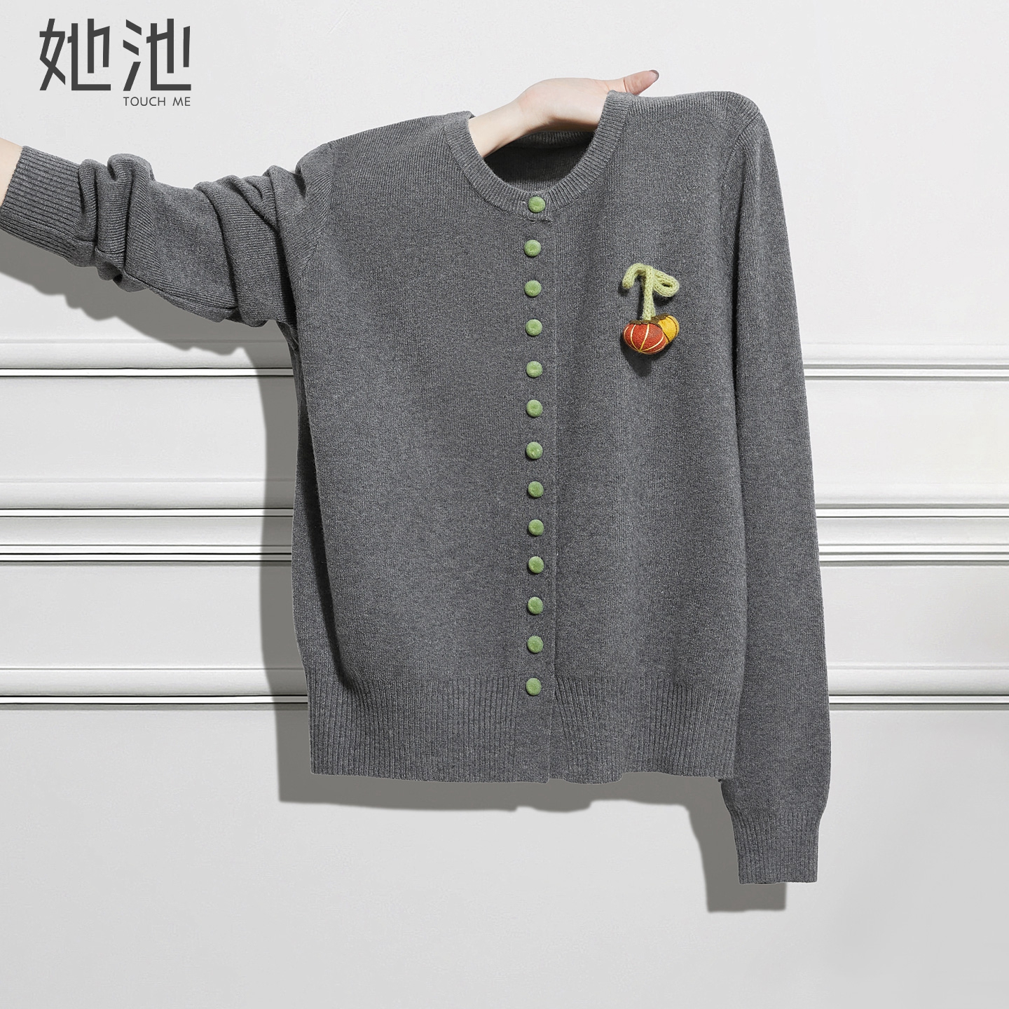 她池宽松款立体装饰圆领针织衫