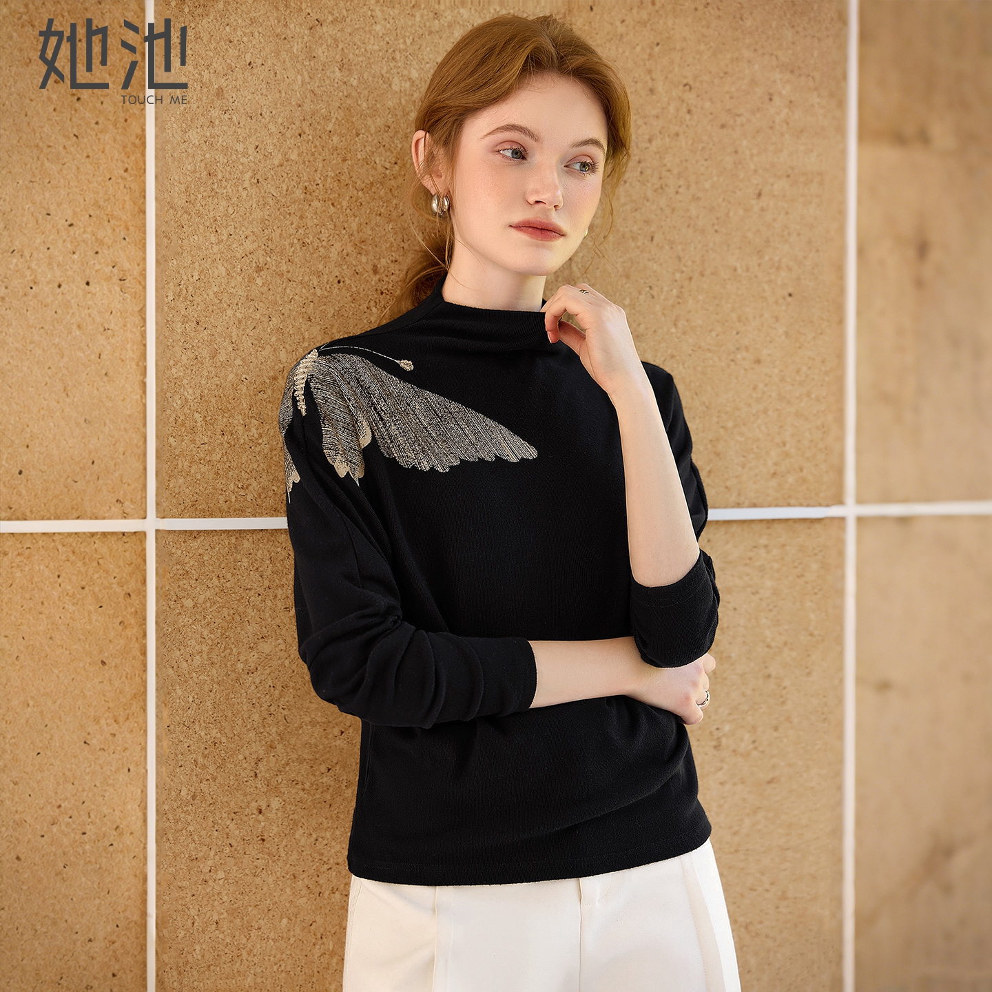 她池半高领套头撞色印花打底衫