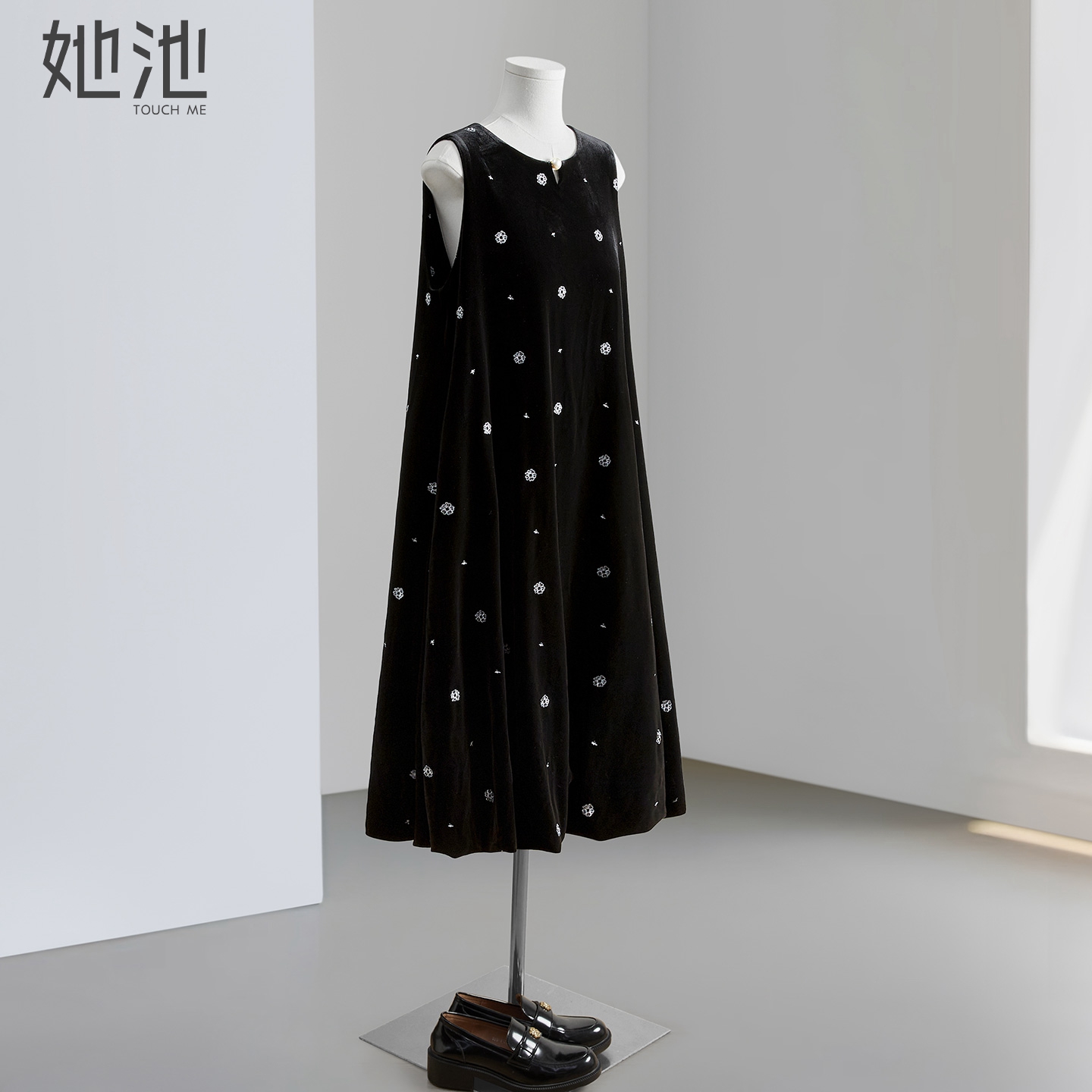 她池法式刺绣无袖中长款连衣裙