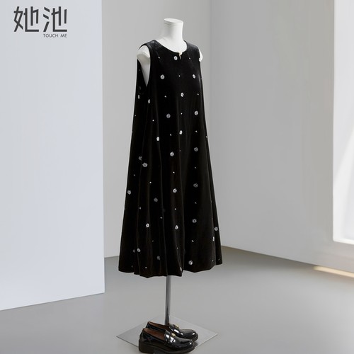 她池法式刺绣无袖中长款连衣裙