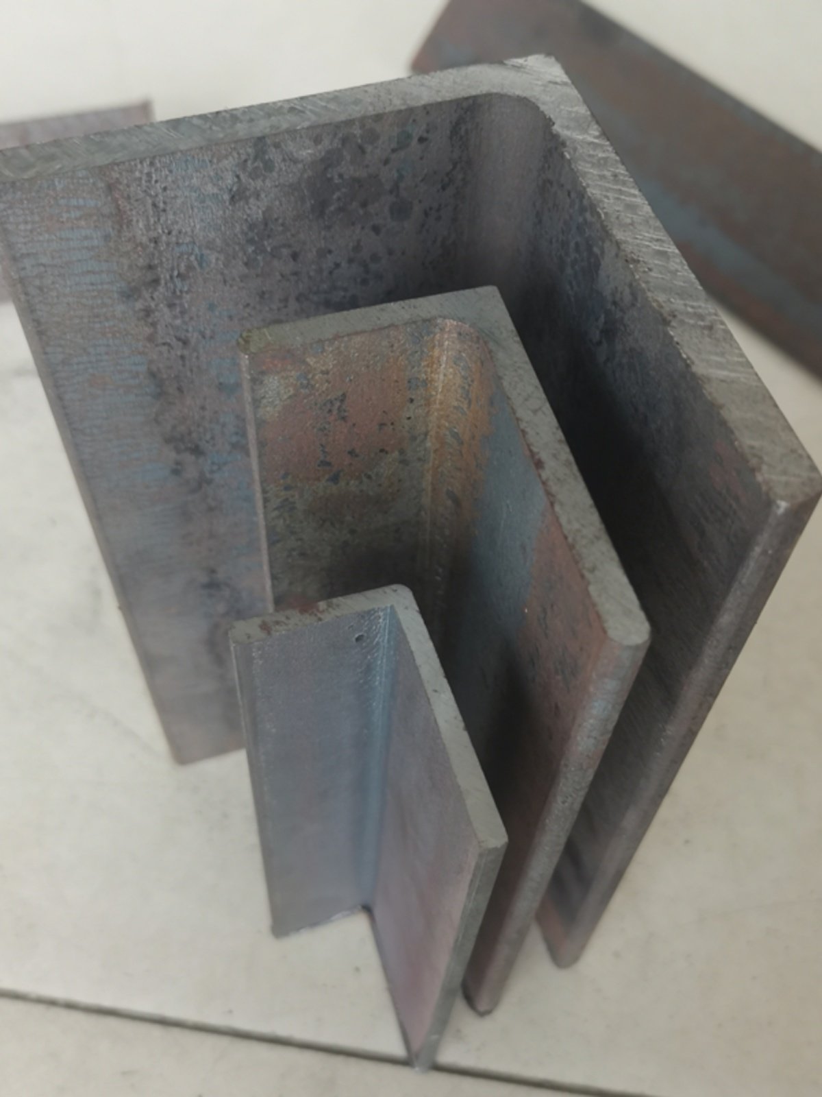 l型材钢材零切等边小角钢20*20*3黑角铁35*35*3不等边角钢45*28*4