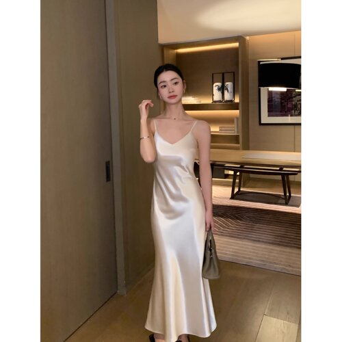 优雅丝滑缎面吊带连衣裙女夏季垂感v领修身包臀鱼尾裙