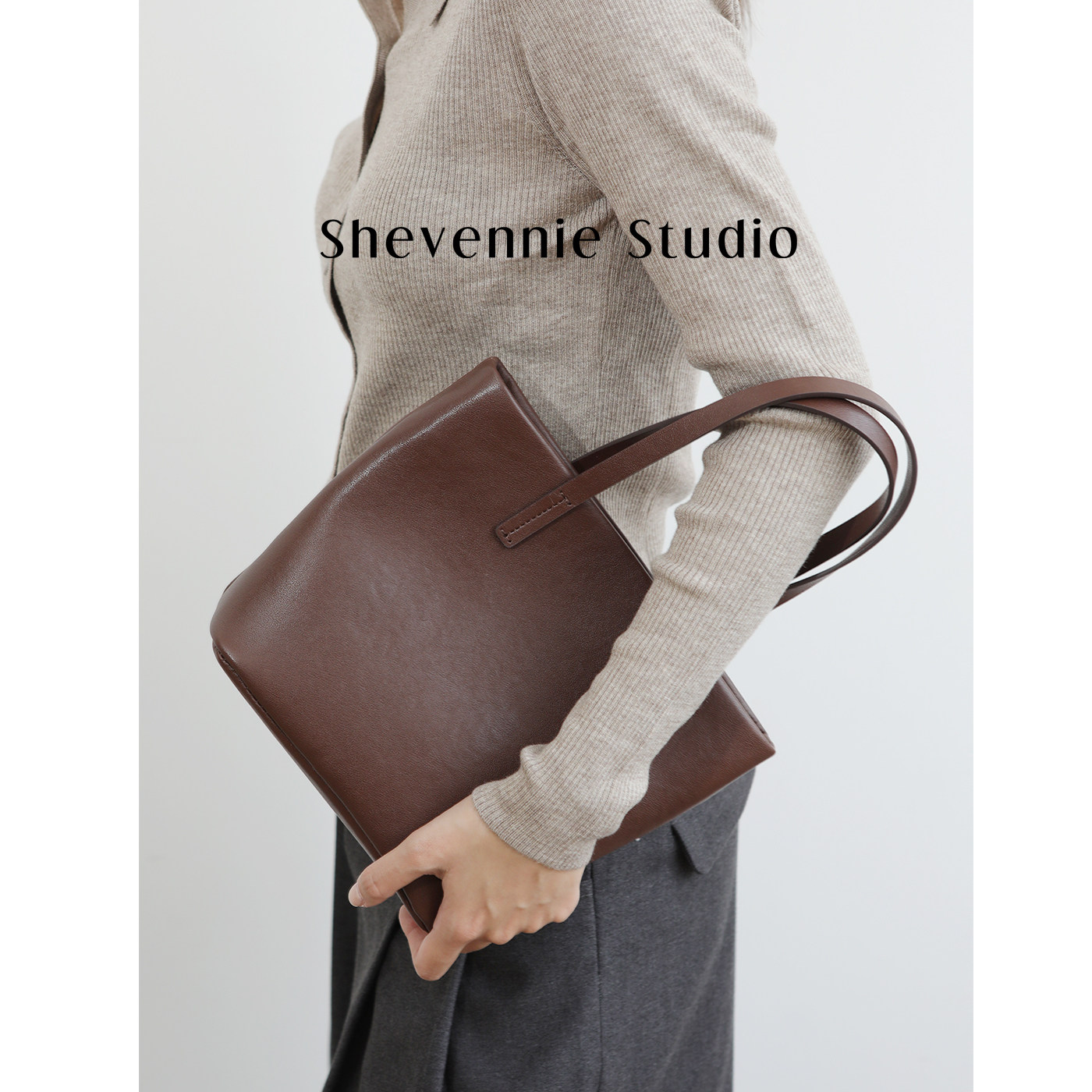 Shevennie2025实用主义极简通勤头层植鞣牛皮手提水桶托特hobo包