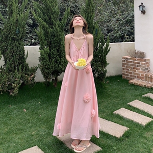 粉色度假风挂脖连衣裙女2025夏季新款法式绝美温柔超好看吊带长裙图片