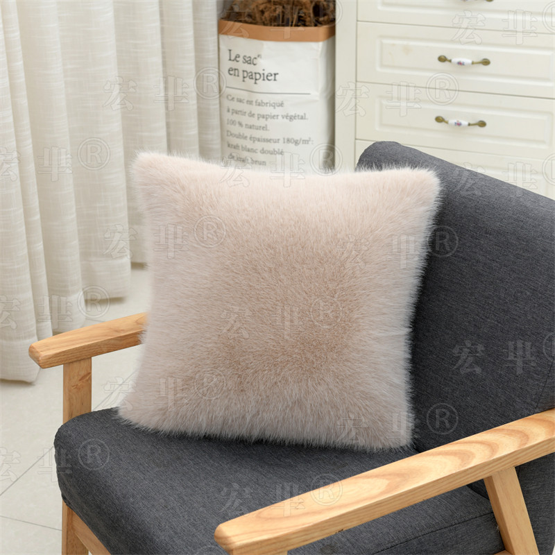 现代简约白色仿狐狸毛皮草抱枕