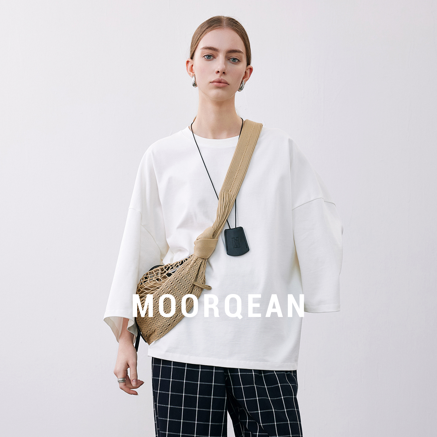 MOORQEAN 白色宽松圆领T恤女2025新款舒适简约落肩设计感显瘦通勤