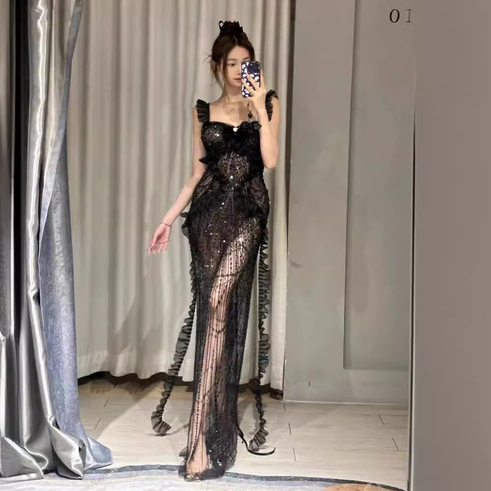 黑色亮片吊带连衣裙女2024新款高级感气质名媛性感露背礼服长裙子