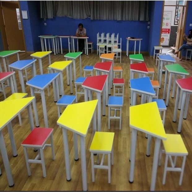 中小学生拼接梯形桌培训辅导班单双层课桌椅组合彩色六边形美术桌
