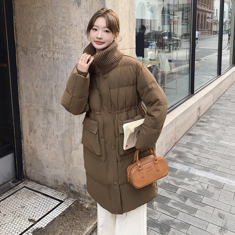 美拉德咖色针织娃娃领中长款羽绒服女冬高级感炸街加厚白鸭绒外套,女装羽绒服,依依服饰