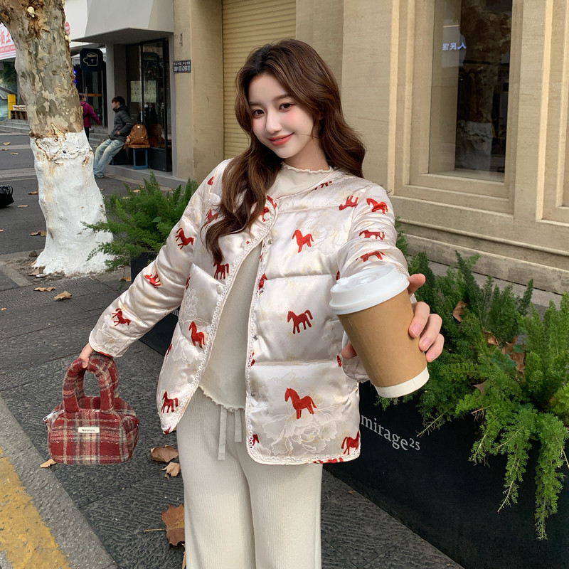 【现货】新中式印花马到成功石墨烯云绒服M222-P205控298,女装棉衣/棉服,依依服饰