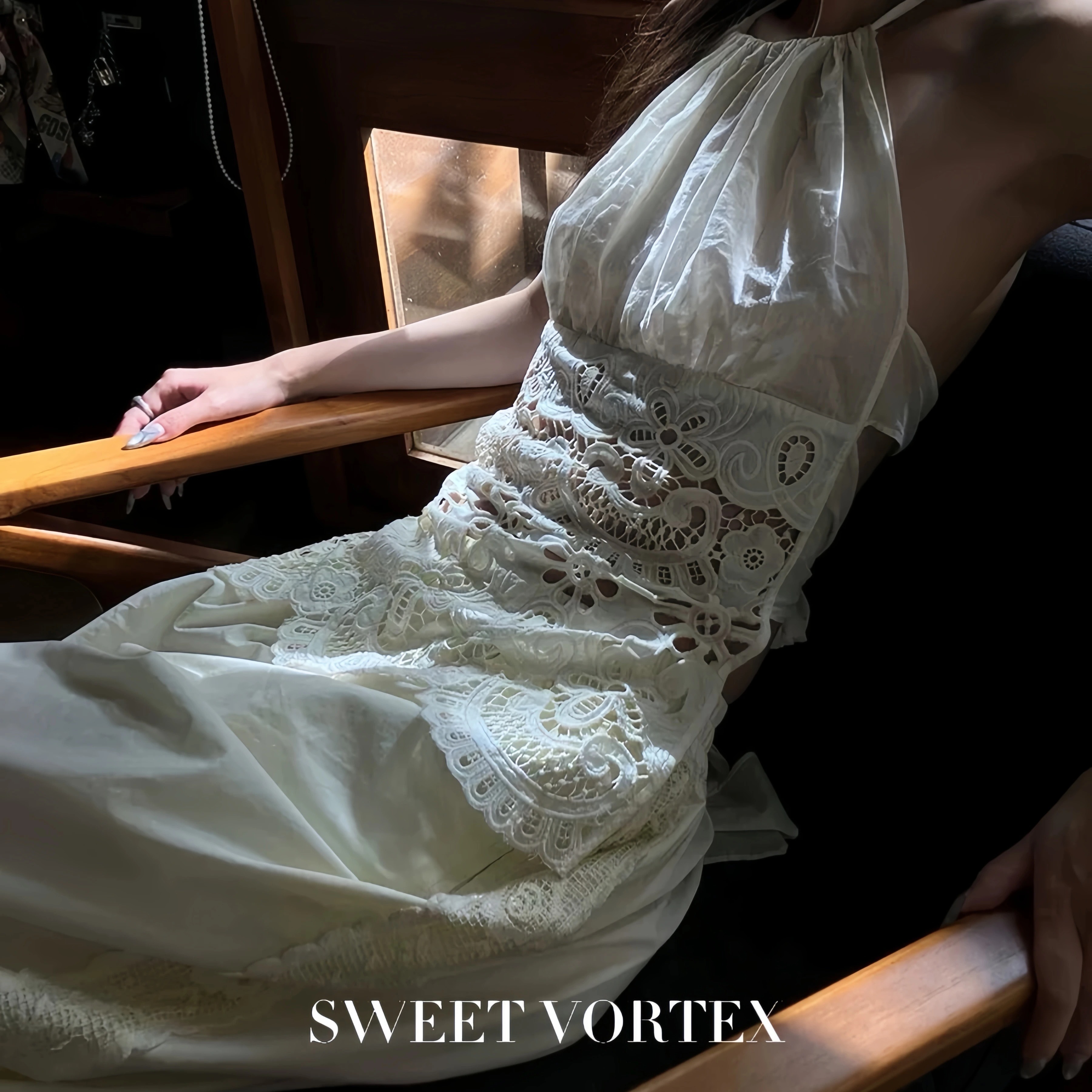 Deplumer 25春夏 雾月白绣花冷染挂脖背心吊带+侧镂空蕾丝条长裤