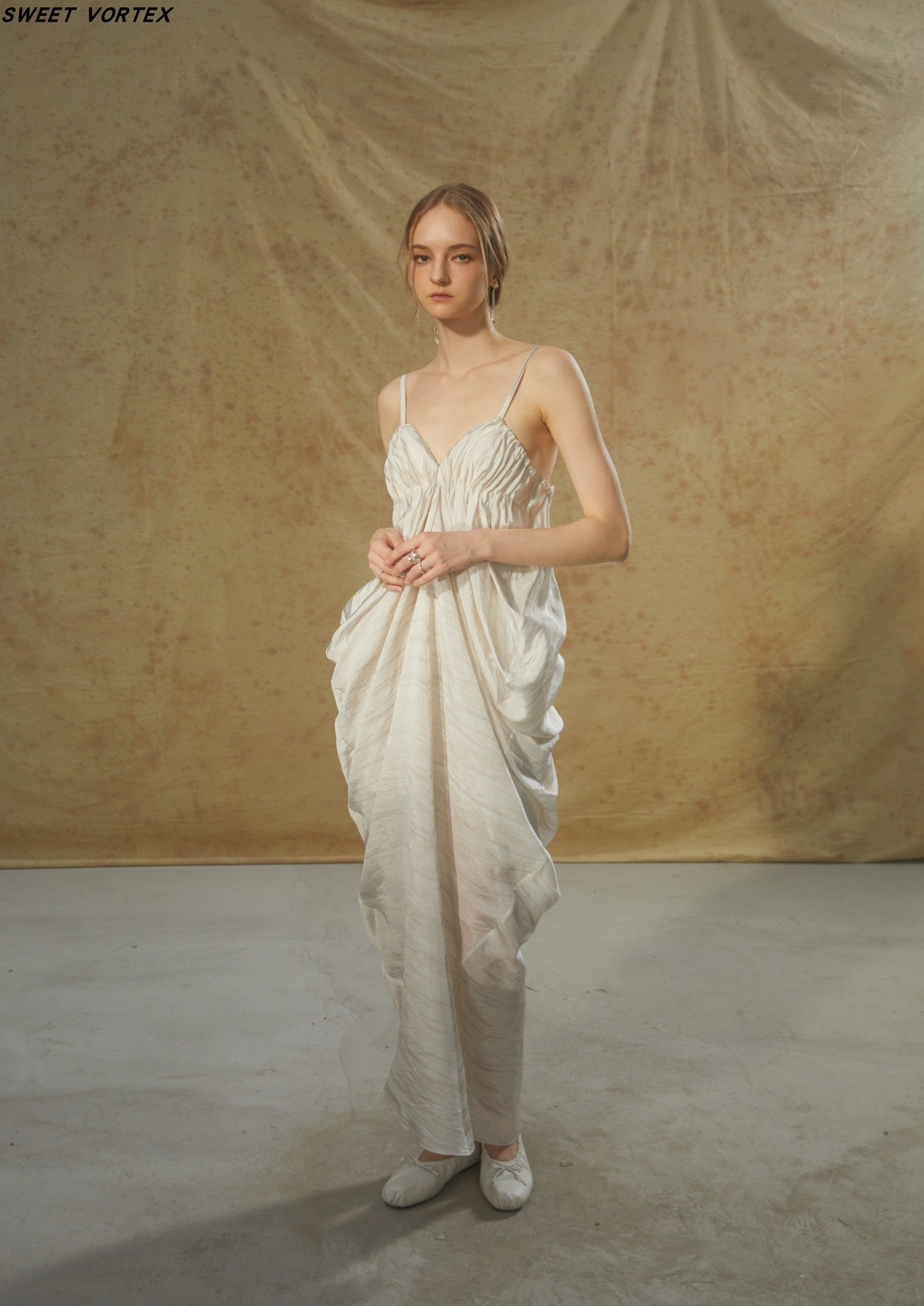 Deplumer杏色半露背吊带连衣裙