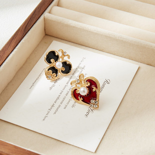 新款创意扑克红桃梅花衣领针扣女简约小众防走光徽章胸针情侣配饰