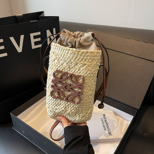 超火小包包女式2025新款夏天文艺编织包草编包洋气百搭单肩斜挎包