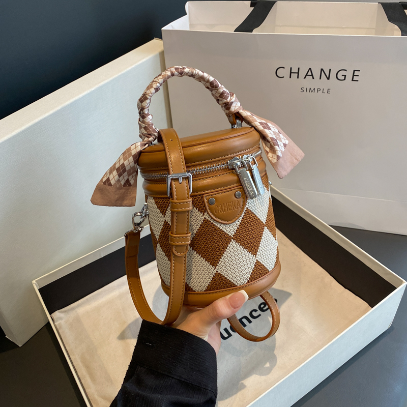 LAOYJA高级感菱格时尚水桶包