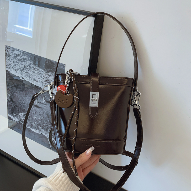 LAOYJA洋气复古小众腋下水桶小包