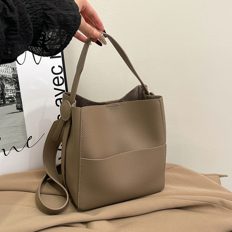 LAOYJA高级感复古小众斜挎水桶包