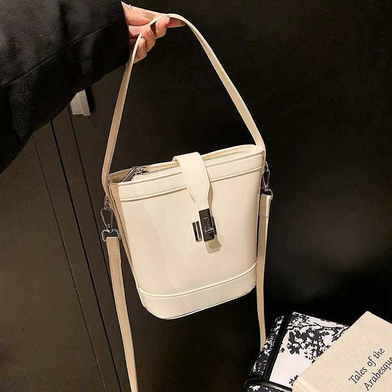 LAOYJA高级感小众腋下水桶包